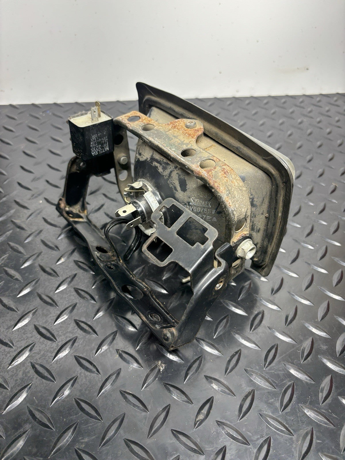 1991 HONDA XR250L Headlight Lamp Bracket Housing 33100-KV6-671 OEM Bad Bulb