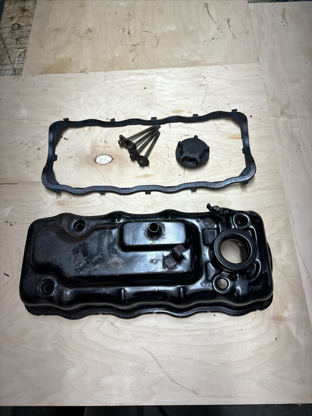 1988 SUZUKI SAMURAI VALVE COVER with BOLTS & OIL CAP OEM Genuine