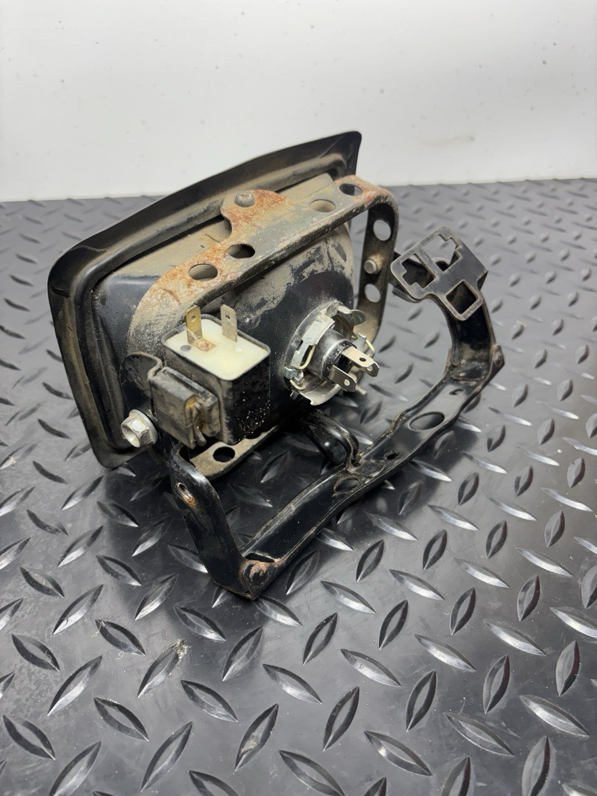 1991 HONDA XR250L Headlight Lamp Bracket Housing 33100-KV6-671 OEM Bad Bulb