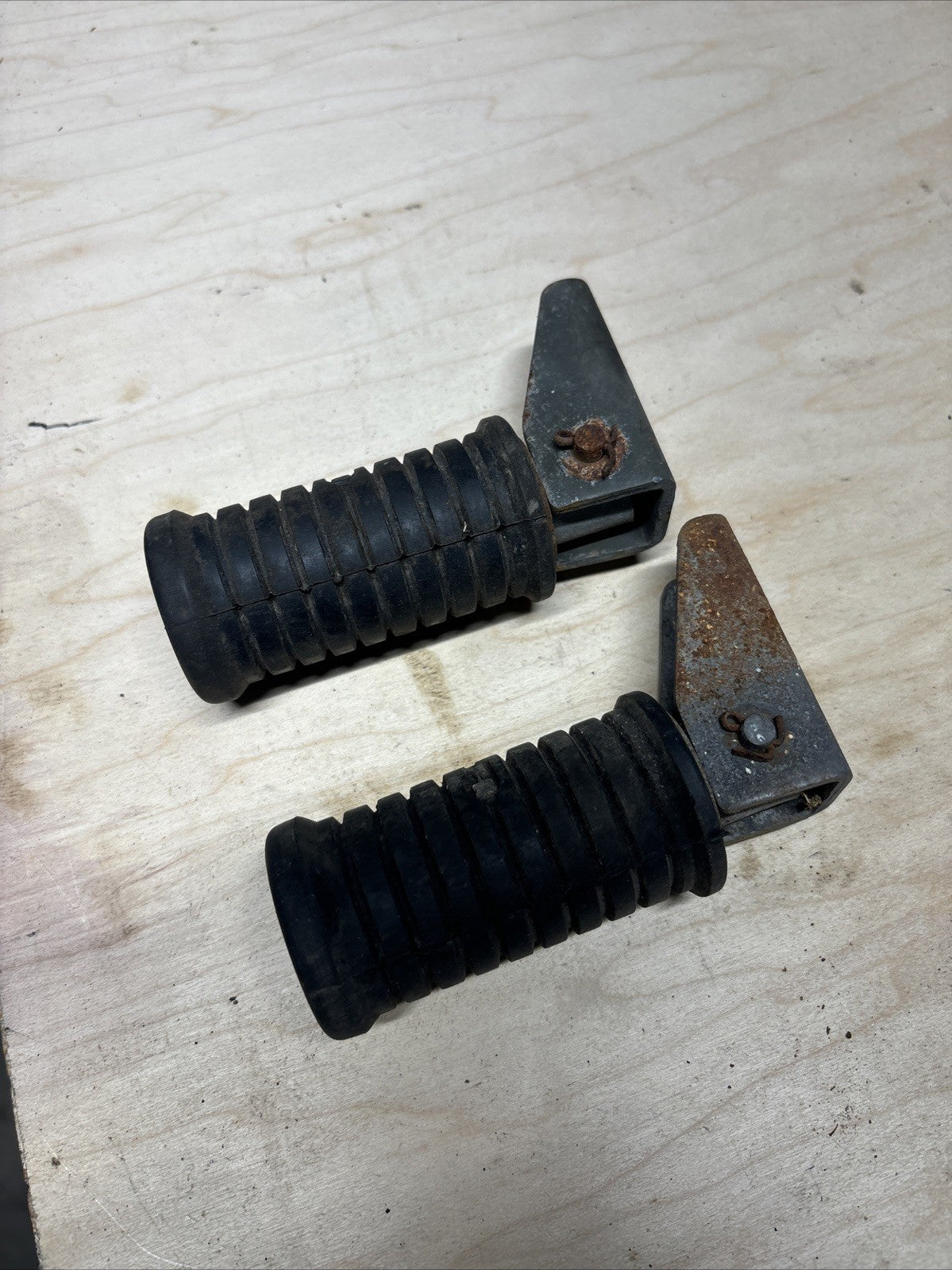 GENUINE OEM 76 KAWASAKI KZ400 LEFT OR RIGHT REAR FOOTPEG FOOT PEGS STAND REST