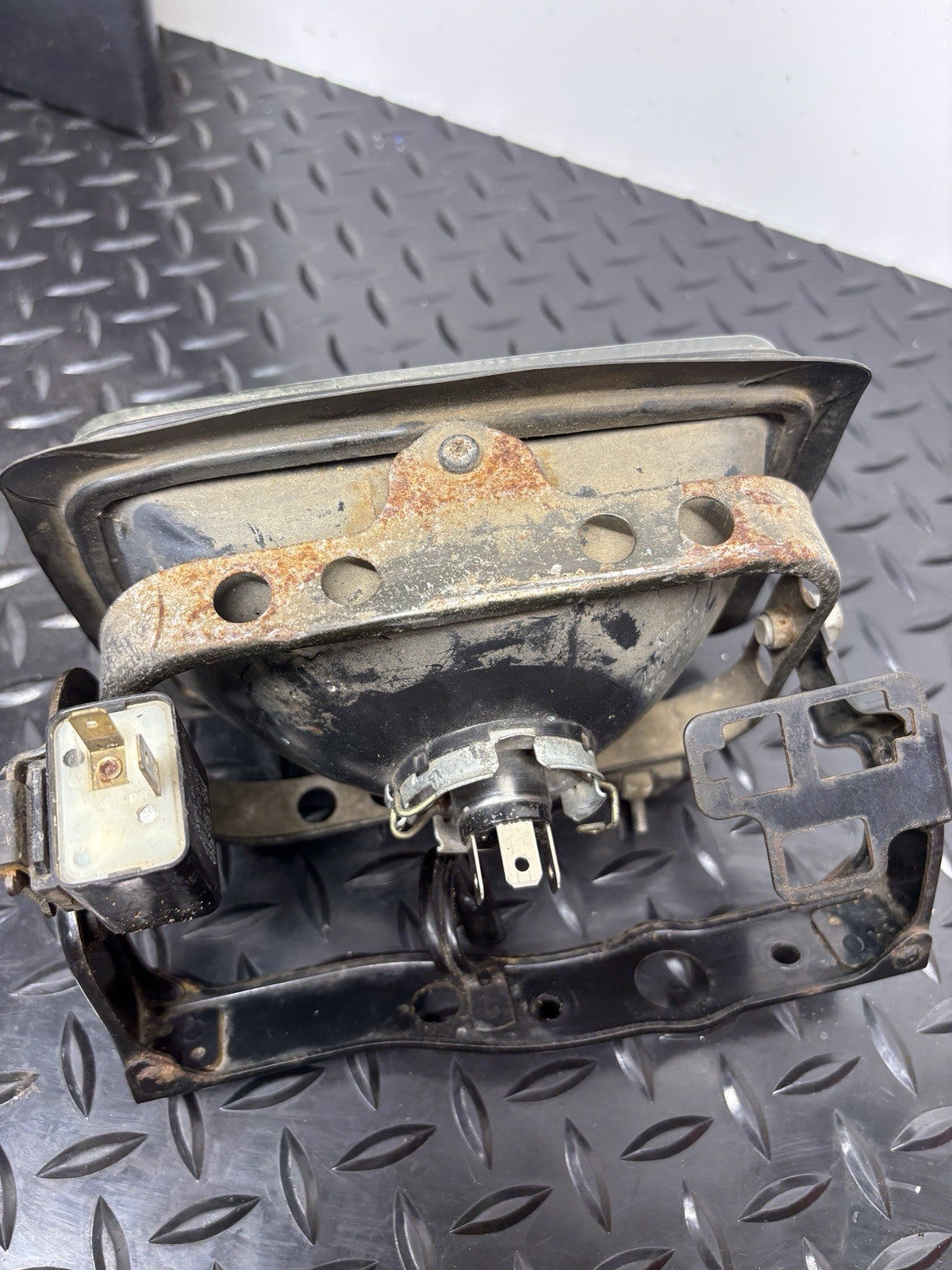 1991 HONDA XR250L Headlight Lamp Bracket Housing 33100-KV6-671 OEM Bad Bulb