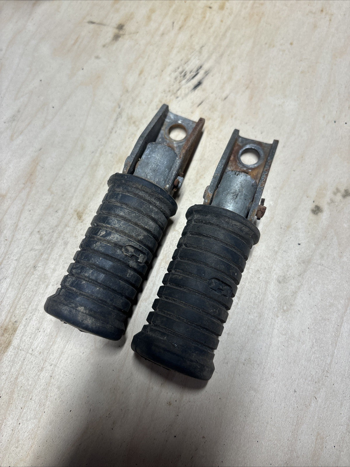 GENUINE OEM 76 KAWASAKI KZ400 LEFT OR RIGHT REAR FOOTPEG FOOT PEGS STAND REST