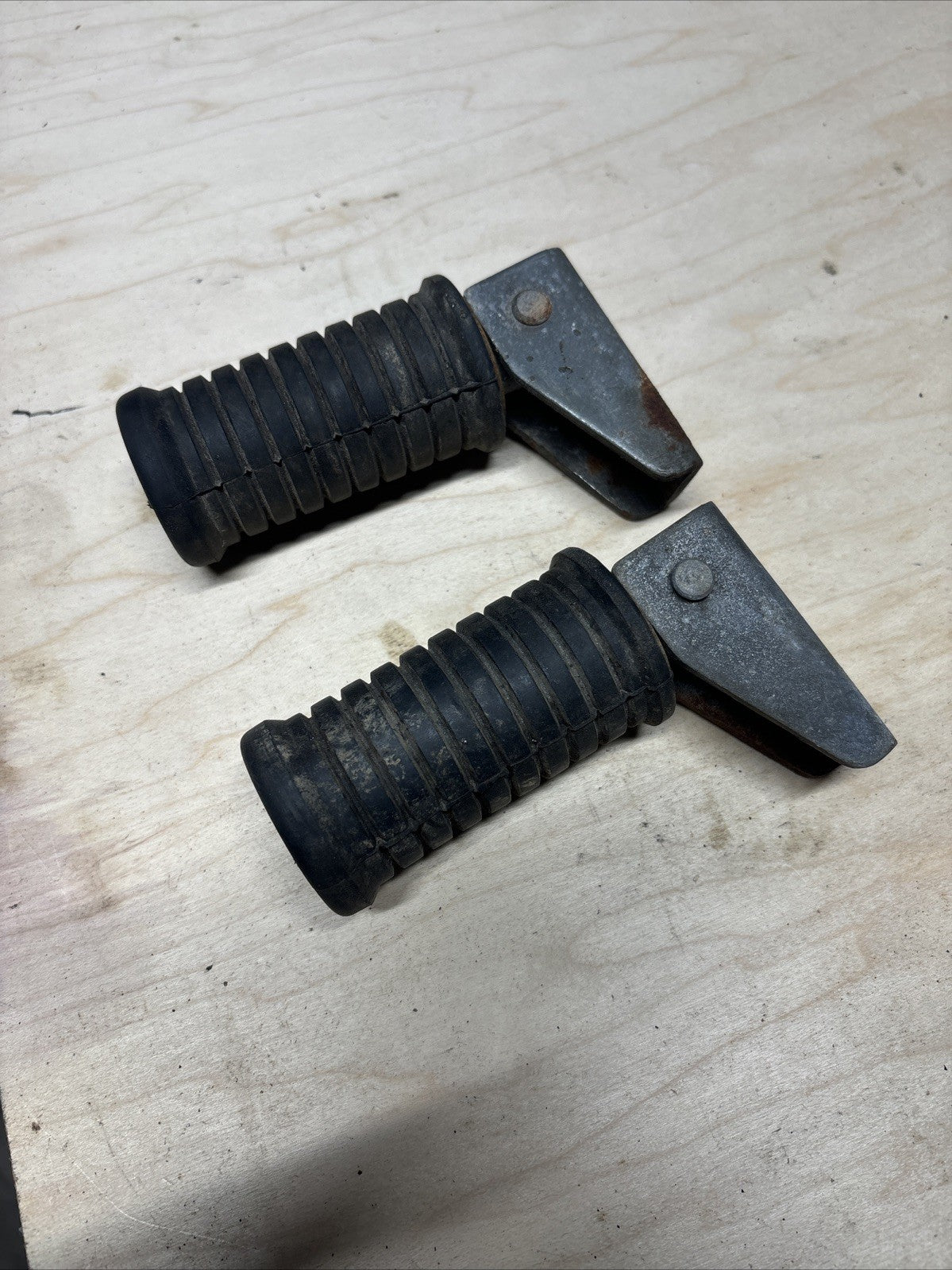 GENUINE OEM 76 KAWASAKI KZ400 LEFT OR RIGHT REAR FOOTPEG FOOT PEGS STAND REST